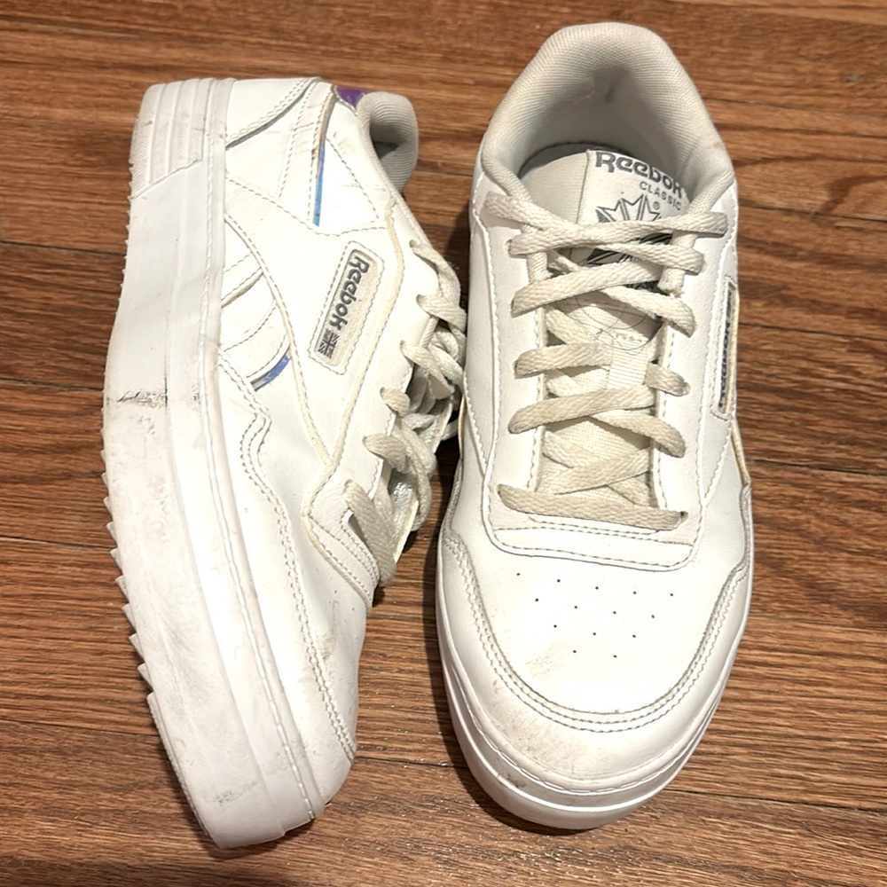 White rebook classic tennis shoes